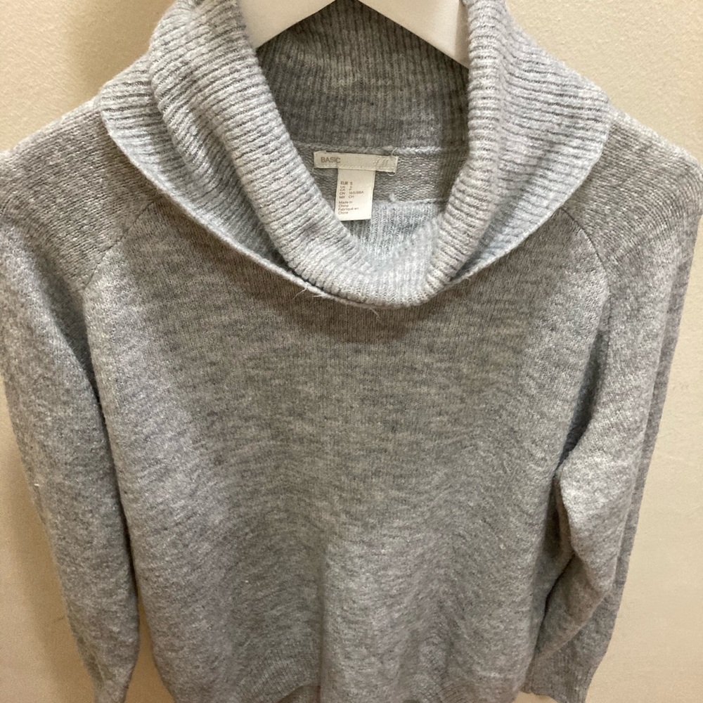 H & M long sleeves sweater